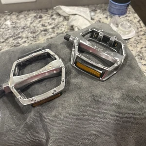 GT 823 MID SCHOOL PEDALS 1/2 threaded - Picture 1 of 24