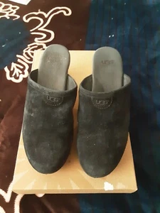 UGG, zoccoli slip on donna taglia 7, nero, camoscio "ABBIE", tacco legno usati in ottime condizioni  - Foto 1 di 5