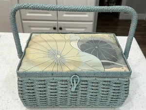 Blaugrünblau geflochtener Weiden-Nähkorb mit Blumenmuster und Griff, Tablett innen - Bild 1 von 17