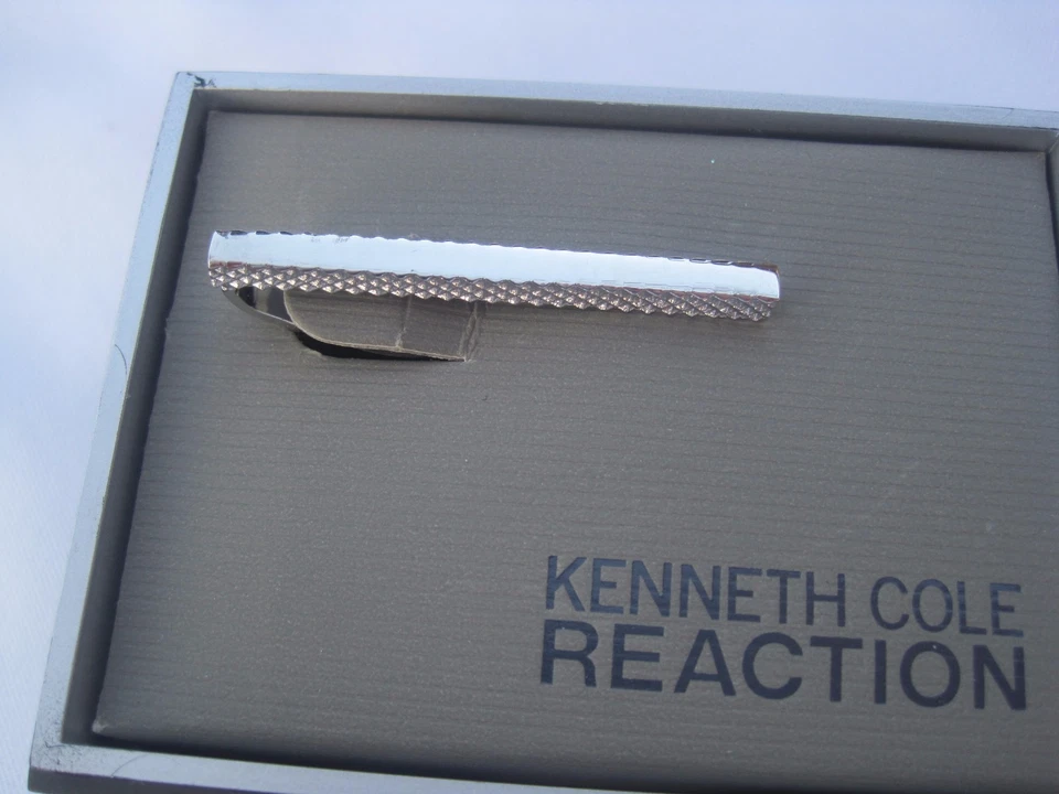 Barra de corbata moderna Kenneth Cole tono plateado, venta al por menor de $32 Foto 1 de 4
