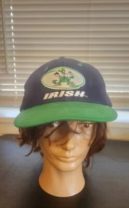  Gorra Notre Dame Lucha Irish Leprechaun Signatures Snapback - Imagen 1 de 10