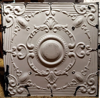 Antigo botão vitoriano da década de 1890 teto azulejo estanho camafeu Acanthus Fleur De Li Chic - Imagem 1 de 4