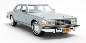 Cadillac Sevilla 1976 azul claro con tapa de vinilo escala 1:18 por modelos a escala de culto - Imagen 1 de 9
