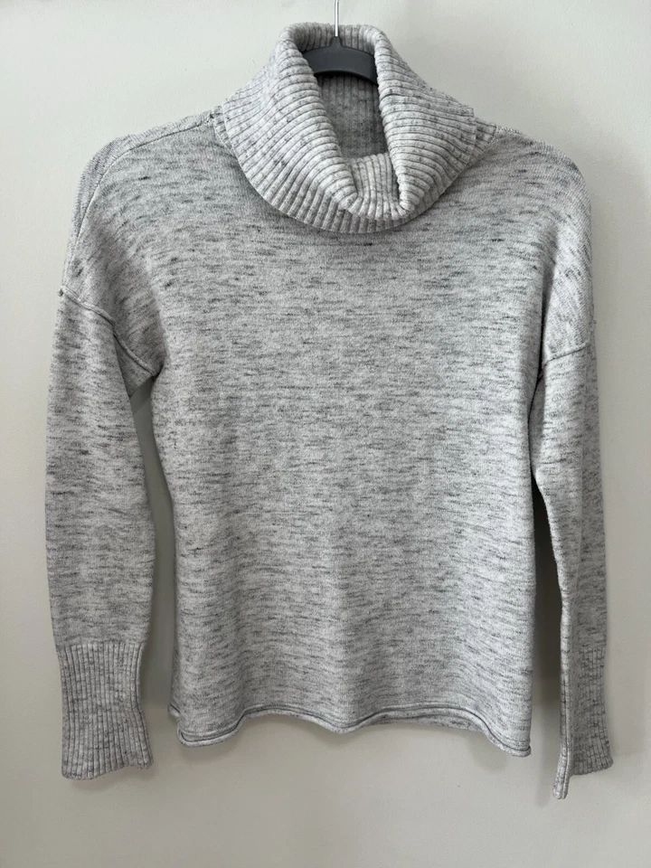 Suéter de cuello alto esponjoso Ursula estilo RD para mujer talla S/P/P gris claro Foto 1 de 4