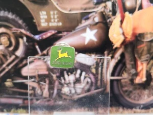 Pin's John DEERE - Hauteur : 1 cm - Largeur : 1.2 cm 📌4a - Imagen 1 de 1