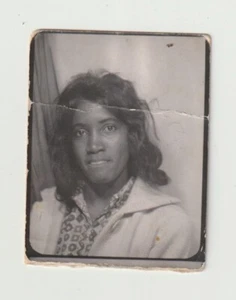 VINTAGE PHOTO BOOTH - PRETTY YOUNG AFRICAN-AMERICAN WOMAN - Picture 1 of 1