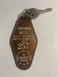 "Llavero de habitación de motel ""Sandman Hotel"" y llave Sante Fe Springs CA #257 MUY RARO" - Imagen 1 de 2