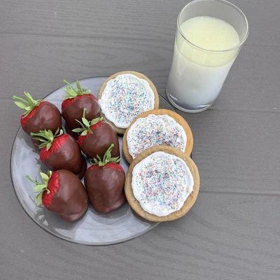 Galletas de fresas cubiertas de chocolate sintético utilería de leche decoración puesta en escena de postres Foto 1 de 4