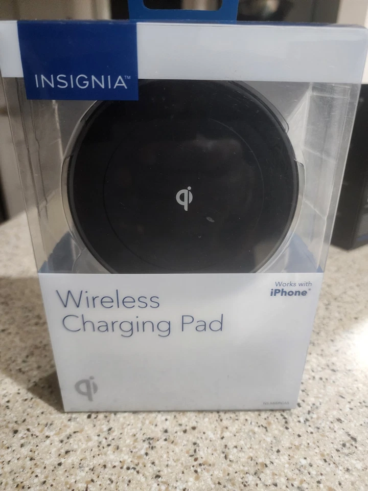Insignia- 15 W Qi Certified Wireless Charging Pad for Android/iphone - Black