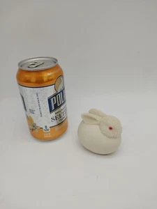 DEPT 56 FIGURA CONEJITO BISQUE CERÁMICA HUEVO DE PASCUA 3" OJOS ROSAS DECORACIÓN TEXTURIZADA - Imagen 1 de 6