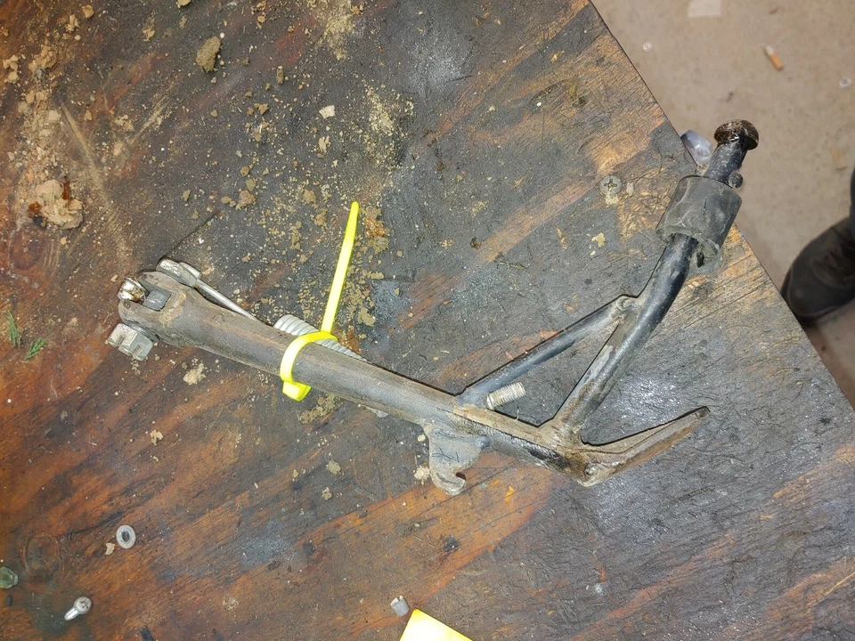 Yamaha XS750S 1979 soporte con resortes y perno  Foto 1 de 2