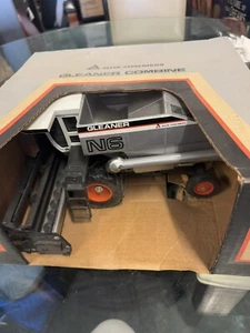 1/24 ALLIS-CHALMERS GLEANER N6 COMBINE - Picture 1 of 7