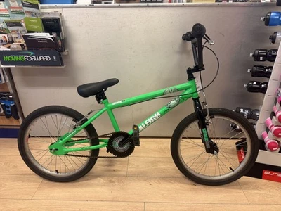Bicicleta estilo BMX verde ruedas cuadro pequeño Raleigh Shock 20 usada, ruedas de 20” Foto 1 de 4