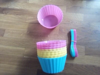 9 Plastic Colored Bowls. 4 Pink. 1 Blue. 4,Yellow, Cup. + Spoons.  4 Blue 4 Pink - Image 1 of 4