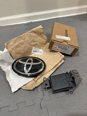 2019-2020 TOYOTA CAMRY OEM FRONT MMWR DISTANCE SENSOR WITH EMBLEM 88210-06120 - Image 1 of 4