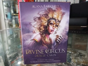 DIVINE CIRCUS ORACLE CARDS - ALANA FAIRCHILD 44 CARDS & GUIDEBOOK SET - Foto 1 di 12