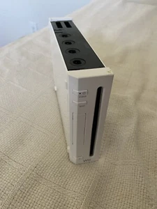 Nintendo RVL-101 Wii Console - White - Picture 1 of 6