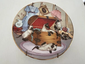 Attic Attack by Gre Gerardi Country Kitties piatto da collezione gatto gattini con gancio - Foto 1 di 3