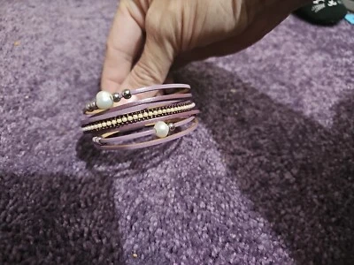 Nuevo brazalete envolvente magnético de cuero vegano con acento púrpura y perlado Ryze para mujer  Foto 1 de 4