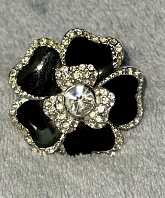 Anillo estilo flor esmalte negro cristales corte transparente Lia Sophia "Dahlia" talla 8 1/2 Foto 1 de 4