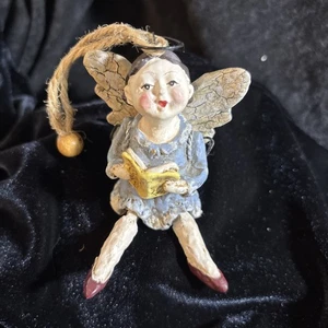 Vintage sitzender Engel Weihnachtsschmuck Beine baumeln abgenutzt rustikal Urlaubsdeko - Bild 1 von 5