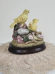 Royal Crown Canaries Vögel von Jonathon Byron Spieluhr mit Sockel Porzellan Figur - Bild 1 von 10