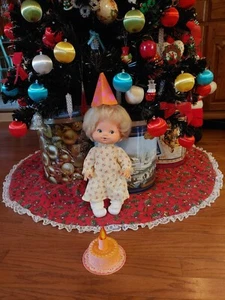RARO! MUÑECA DE COLECCIÓN 1975 FELIZ CUMPLEAÑOS TIERNO AMOR MATTEL ACCESORIOS Fiesta Sombrero Pastel - Imagen 1 de 12