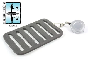 Slit Foam Fliegenflicken mit Zinger zum Fliegenfischen.  Hält bis zu 84 Fliegen - NEU - Bild 1 von 1