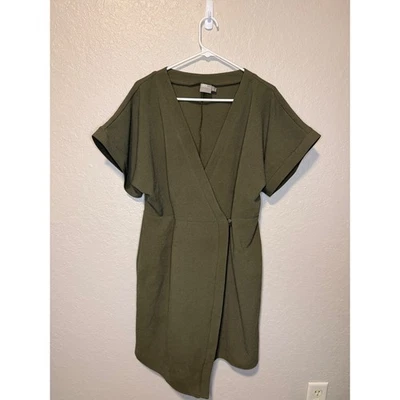 Mini vestido envolvente con cuello en V verde oliva manga corta informal elegante de ASOS Foto 1 de 3