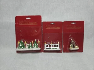 Lote de 3 estatuillas de pueblo de Navidad de fábrica de árboles de seda stock antiguo - Imagen 1 de 6
