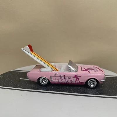 2001 Johnny Lightning Surf Rods Bikini Beach Ford Mustang Convertible Pink NM - Image 1 of 4