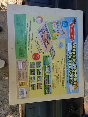 Juego de imágenes a juego magnético de madera Melissa & Doug con imanes y escena  Foto 1 de 4