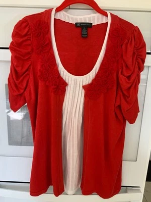 INC Rojo Blanco Suéter Top con Adornos Florales Foto 1 de 3