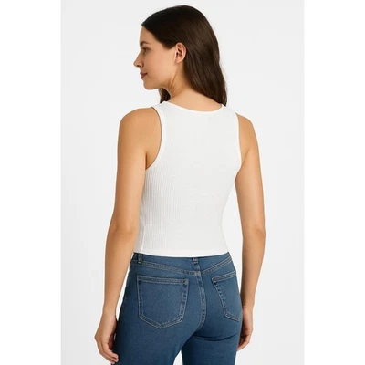 Regata Everly feminina tamanho médio branca sem mangas gola redonda minimalista - Imagem 1 de 4