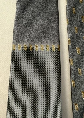 GIANNI VERSACE Italia Gris Plata Oro Llave Griega 3.5 pulgadas Corbata de seda para hombre precio de venta sugerido por el fabricante $250 Foto 1 de 4