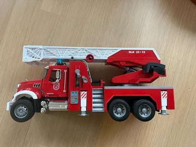 Bomba de agua y escalera extensible para camión de bomberos Bruder 02821 Mack de granito Foto 1 de 4