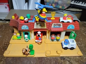 1986 Fisher-Price Little People 2500 Main Street Spielset NICHT komplett mit Extras - Bild 1 von 15