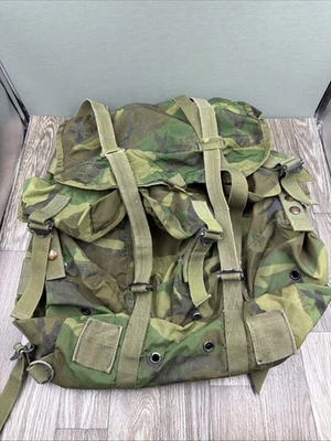Mochila Alicia Mediana Camuflaje Ejército LC-2 De Colección Field Pack Combat Nylon LC-2 Foto 1 de 4