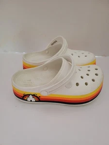Disney Parks Crocs Damen Pride Rainbow Castle Plateau Retro Clog  - Bild 1 von 8