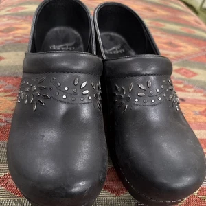 Dansko Patricia Clogs Damen 9 schwarz Leder Nieten & geheftet Größe 9/9,5  - Bild 1 von 3