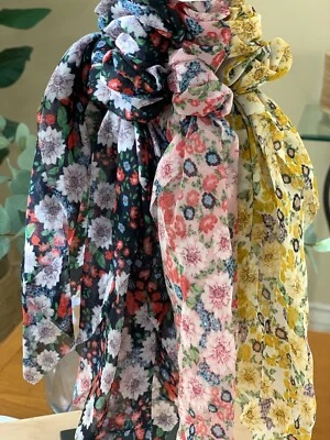 Nuevo juego de 3 bufandas florales Anthropologie Baila - amarillo, rosa, azul Foto 1 de 4