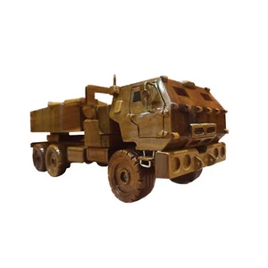 Modelo de camión de escritorio de madera de caoba HIMARS - Imagen 1 de 5