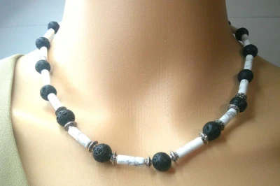 Colar Gargantilha de Contas Black Lava Rock e Howlite Elegante Feito à Mão - Imagem 1 de 4