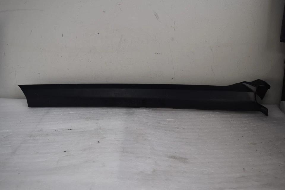 2015 LAND ROVER DISCOVERY L24 EXTERIOR WINDOW TRIM LEFT SIDE FACTORY OEM  - Image 1 of 4