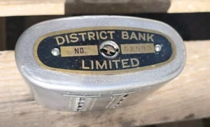 Antique DISTRICT BANK LTD, 1920s Automatic Recording Safe Co. Ltd. Money-Box - Foto 1 di 6
