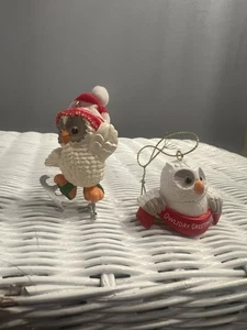 Hallmark Keepsake Owl Ornaments 2989 saludos de fiesta y 1985 búho de patinaje sobre hielo - Imagen 1 de 8