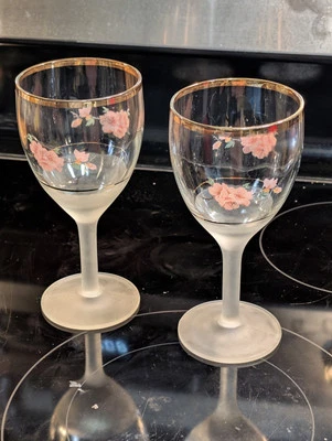 (SET/2) Antique Hand Painted Wine Glasses, Gold Rim, Frosted Stem & Foot Foto 1 de 2