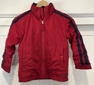 Chaqueta forrada de lana para niños Gap roja con rayas azules con capucha Foto 1 de 4
