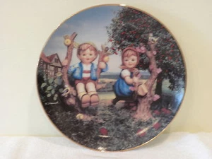 COLECCIÓN PLACA HUMMEL M I PEQUEÑOS COMPAÑEROS MANZANO NIÑO Y NIÑA 1989 #Q6749 - Imagen 1 de 3
