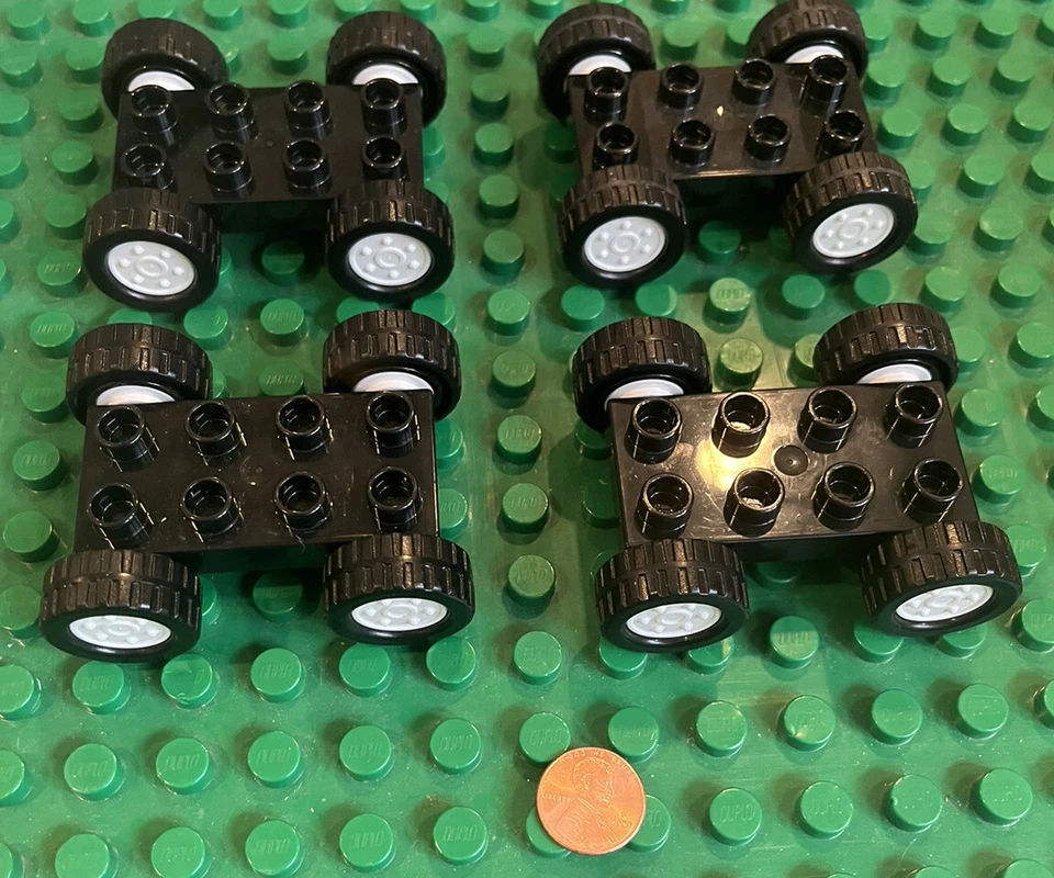 Lego Duplo Lote De (4) 4x2 2x4 Negro Con Ruedas Blancas Base Coche Chasis Piezas Foto 1 de 1